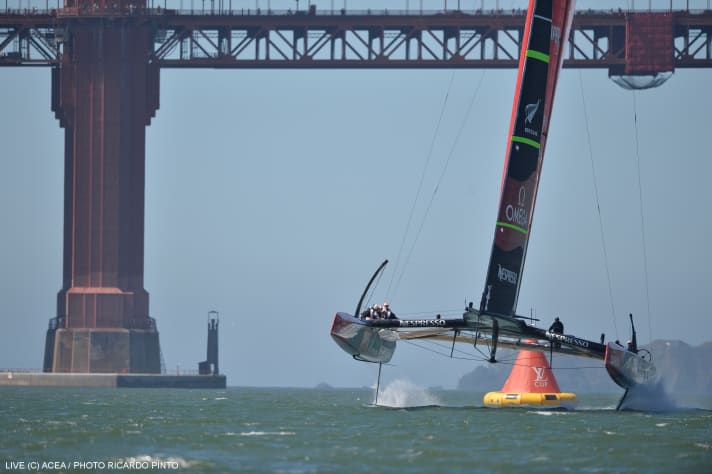   On the way to a third Cup victory after 1995 and 2000? The Emirates Team New Zealand in front of the Golden Gate Bridge