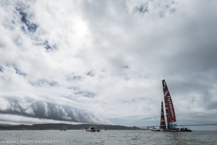   La Nuova Zelanda è infatti conosciuta come la "terra della lunga nuvola bianca", ed è proprio lì che l'equipaggio dell'omonimo catamarano kiwi, "Aotearoa", vuole portare la Coppa. Sabato, tuttavia, è stato proprio questo scenario meteorologico a mettere i bastoni tra le ruote ai neozelandesi...