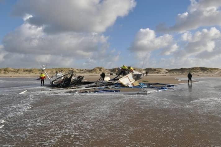   Seen from the sea, it is clear how high the yacht is lying on the beach