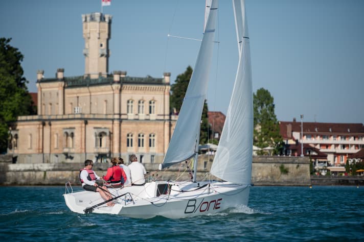   Magnifica cornice per la prima regata della 2a Bundesliga di vela al largo di Friedrichshafen, sul Lago di Costanza: come ogni anno, il Match Race Germany sarà disputato con la vista del Castello di Montfort