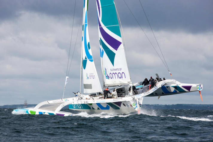   Rasantes Geschoss: "Musandam-Oman Sail" knackte die Zwei-Stunden-Marke in den teilweise extrem böigen Bedingungen mühelos