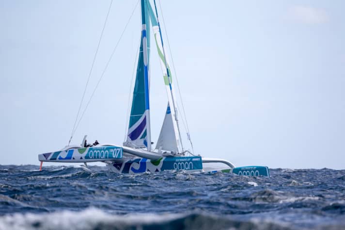   Une vitesse défiant toute concurrence dans le vent et les vagues : le trimaran "Musandam-Oman Sail" Oman Sail