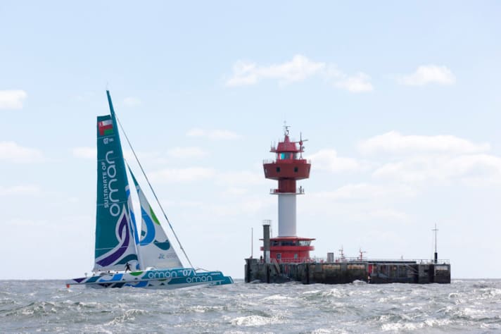   Am Leuchtturm vorbei geflogen: "Musandam-Oman Air" Oman Sail 