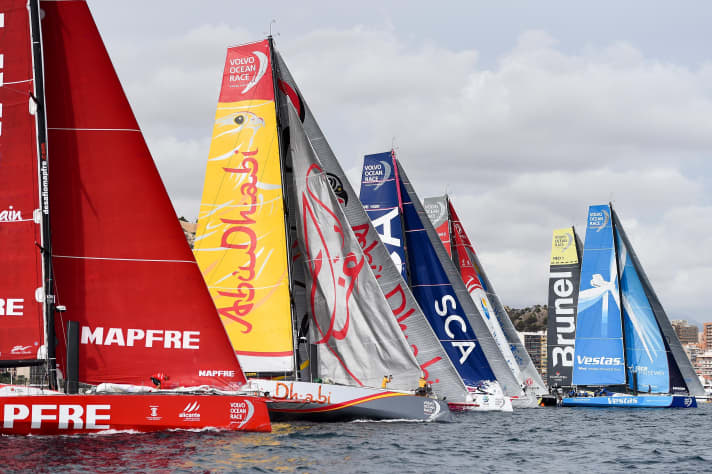   Una foto della partenza, tutte le informazioni: Team Vestas parte in anticipo al largo di Alicante e deve poi tornare sulla linea. Team Brunel parte sottovento e converte il suo perfetto posizionamento in un vantaggio iniziale. Il co-favorito Abu Dhabi Ocean Racing si fa strada nel mezzo e guadagna la seconda posizione nel corso della prima mezz'ora.