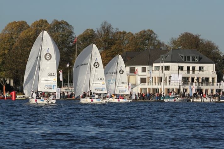   Libro illustrato sulla vela di fronte alla clubhouse del Norddeutscher Regatta Verein ospitante