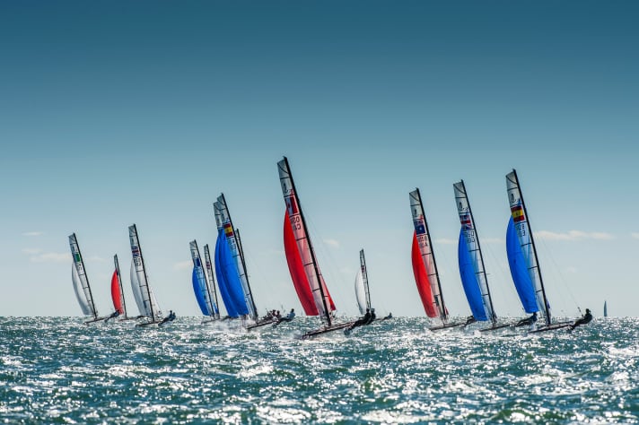   Hier segeln Fernando Echávarri und Tara Pacheco unbehelligt vor Miami. Zuletzt gewann das spanische Erfolgs-Duo die Weltcup-Regatta vor Hyères. Echávarri gewann 2008 olympisches Gold im Tornado. Pacheco ist Doppel-Weltmeisterin im 470er