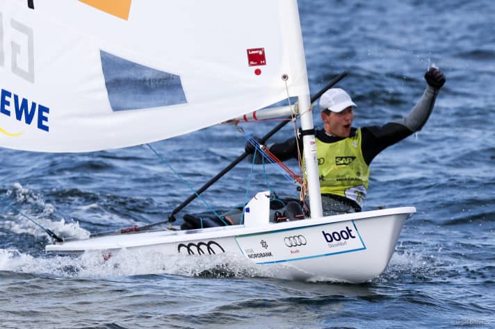   Laser-Steuermann Tobias Schadewaldt in Siegerlaune