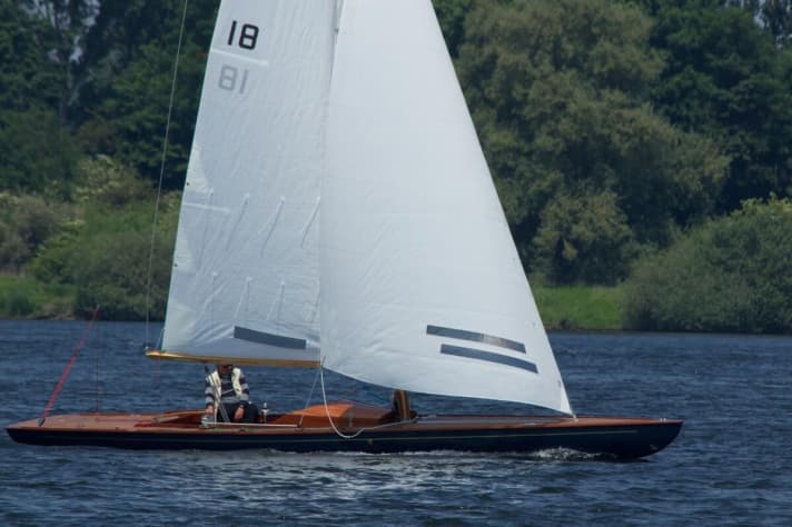   This is what the 9.9 - here a sister ship made of polyester - looks like under sail
