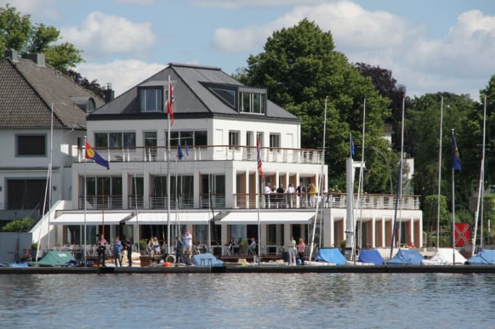   Offre beaucoup de place pour les fans : le NRV sur le lac Außenalster de Hambourg