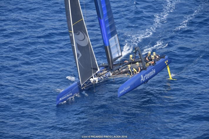   Nicht immer kamen die Rümpfe in der flauen Brise aus dem Wasser wie hier. Team Artemis setzte sich im Flautenpoker durch
