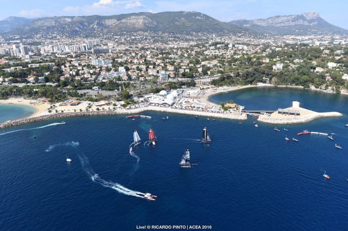   Beau spectacle de régate sur la Côte d'Azur au large de Toulon : le soleil a tout donné, le vent a faibli, mais les spectateurs ont tout de même assisté à des passages de ligne d'arrivée passionnants devant les tribunes naturelles et montées.