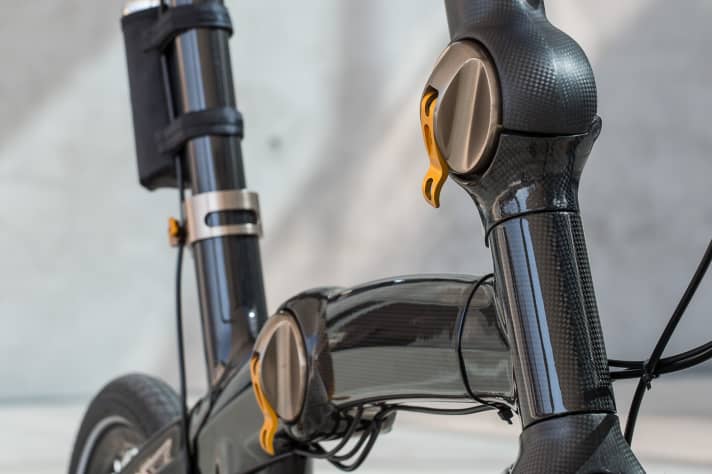   Ici, les articulations avec verrouillage. La batterie est placée derrière la tige de selle