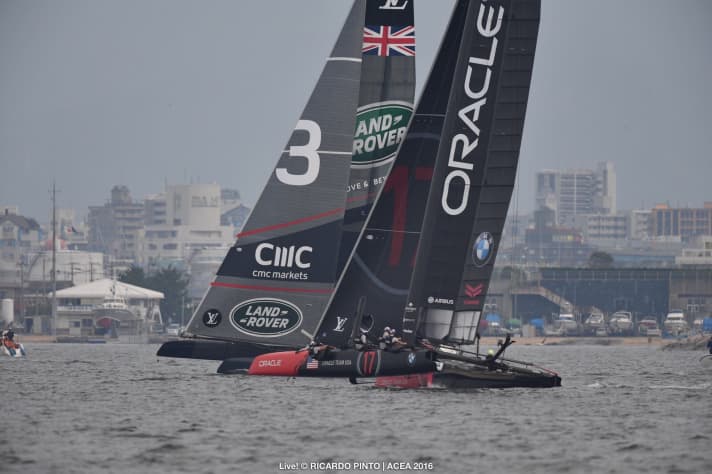   Les deux équipes dominantes de la série mondiale de l'America's Cup en duel : Land Rover BAR et Oracle Team USA