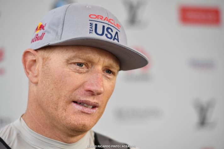   Skipper et barreur des défenseurs : James "Jimmy" Spithill
