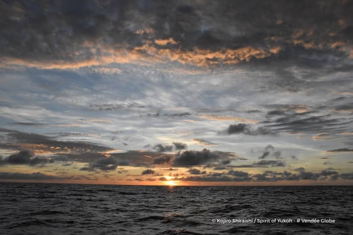   Questi splendidi spettacoli naturali fanno parte del Vendée Globe tanto quanto l'eterna rincorsa - qui immortalata dalla macchina fotografica di Kojiro Shiraishi