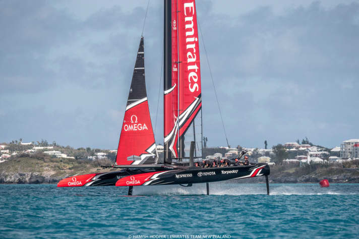   L'Emirates Team New Zealand s'engage - bien en vue - à la force des pédales