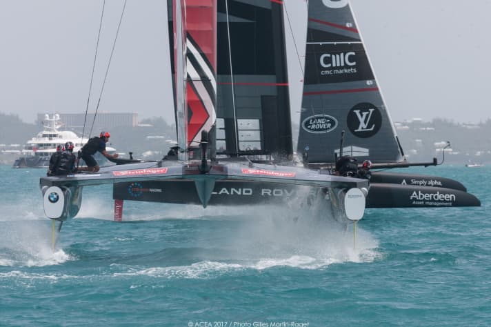   Das Land Rover Team BAR und das Emirates Team New Zealand im Duell