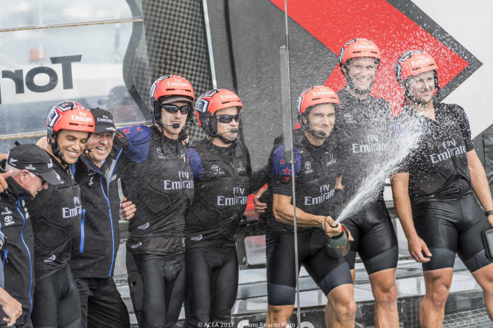   Du champagne pour les vainqueurs du tour des challengers : les Kiwis fêtent leur victoire d'étape dans les playoffs du Challenger