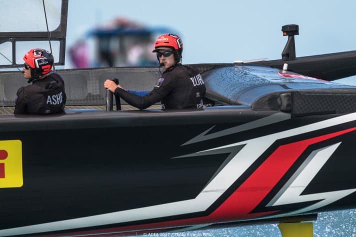   Un duo forte finora: lo skipper Glenn Ashby e il timoniere Peter Burling per Emirates Team New Zealand