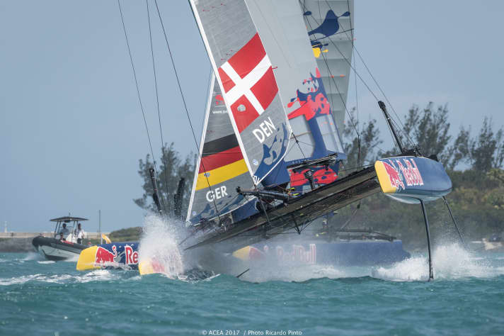   Im Training auf dem Great Sound vor Bermuda ging es schon zur Sache: Hier das dänische Team und das SVB Team Germany im Einsatz