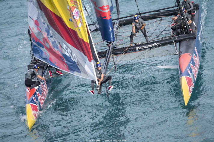   Die Spanier segelten punktgleich mit Neuseeland und dem Jugend-Team der Land Rover BAR Academy ins Finale des Red Bull Youth America's Cup