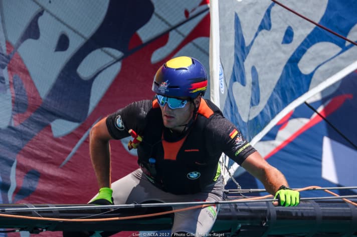   Der Skipper des SVB Team Germany hatte ganz vorne auf dem AC45 die beste Aussicht: Max Kohlhoff suchte in den flauen Bedingungen konstant nach kleinsten Böen und Windfeldern