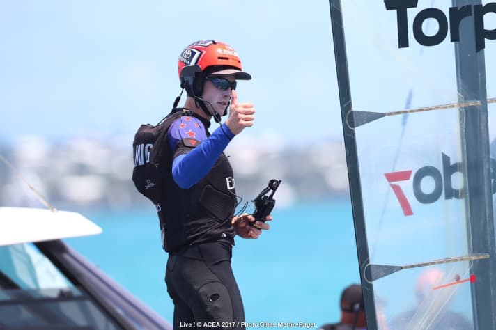   Gelungener erster Auftritt bei seiner Premiere in einem Cup-Match: 49er-Olympiasieger Peter Burling startete mit zwei Siegen in das Duell gegen das Oracle Team USA