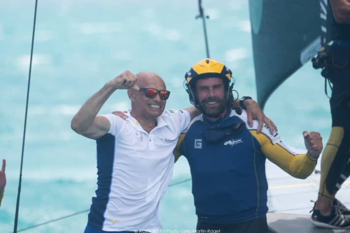   Überglücklich über den Einzug in das Finale der Challenger Playoffs: Torbjörn Törnqvist und sein Teamchef Iain Percy