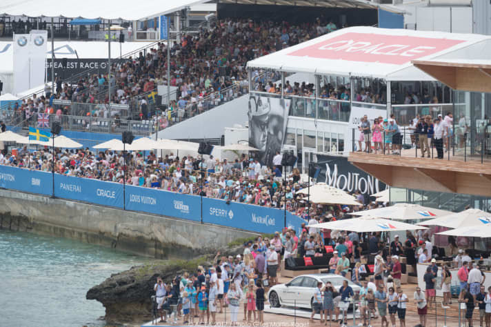   Volles Haus auf Bermuda am ersten Finaltag der Challenger Playoffs mit Artemis Racing gegen das Emirates Team New Zealand