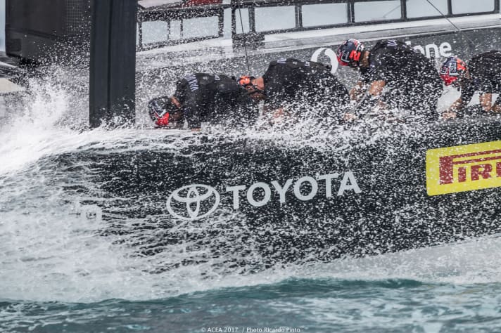   Vorteil Emirates Team New Zealand: Die Kiwis führen nach dem ersten Finaltag der Challenger Playoffs mit 2:1 gegen die Schweden. Wer zuerst fünf Siegpunkte ersegelt, darf das Oracle Team USA im 35. Match um den America's Cup fordern