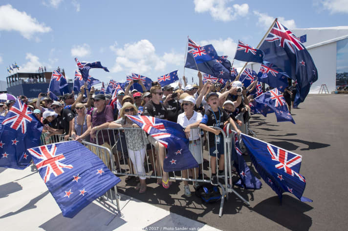   Les fans des Kiwis ont eu deux raisons de se réjouir lors de la première journée du 35e duel de la Coupe de l'America.