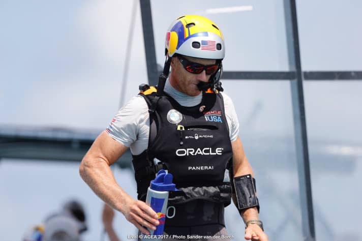   Unzufrieden mit der Leistung seines Teams an Tag 1: Oracle-Steuermann Jimmy Spithill