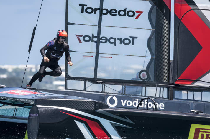   "Spiderman" Peter Burling beim Sprint von einer auf die andere Seite. Sogar das macht er besser als andere, nutzt die Trampoline für kleine Sprünge und landet blitzartig wieder an seiner Position am Steuer