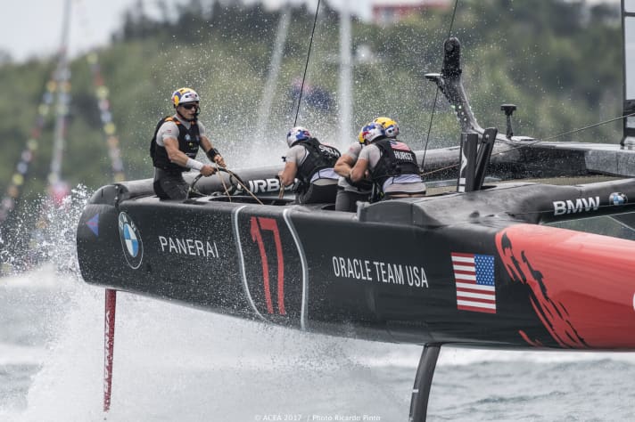   Jimmy Spithill pilotait avec un poignet bandé car, selon ses propres dires, il s'était blessé lors d'un petit "crash". Mais cela ne l'a pas gêné.