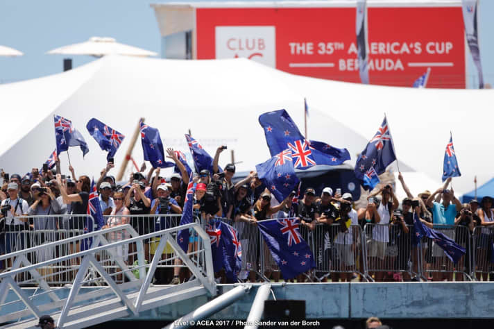   Tausende Kiwi-Fans sind nach Bermuda geflogen, um das Emirates Team New Zealand vor Ort anzufeuern. Perter Burling: "Unsere Fans sind einfach nur unglaublich und bedeuten uns sehr viel. Sie machen uns stolz."