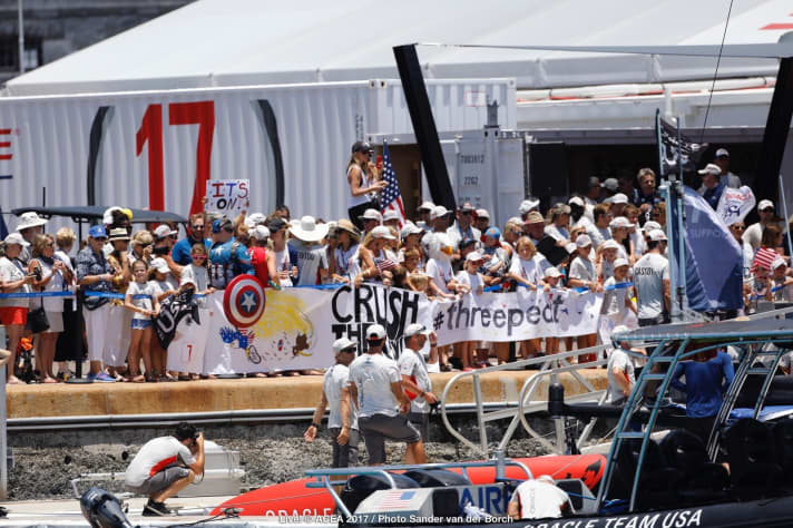   Vor den beiden Rennen am Sonntag hatten Oracles Fans ihr Team beim Stand von 1:4 und drei Punkten Rückstand zu "Threepeat" aufgefordert und angefeuert. Dafür konnten die Segler sie aber nicht mit Siegpunkten belohnen 