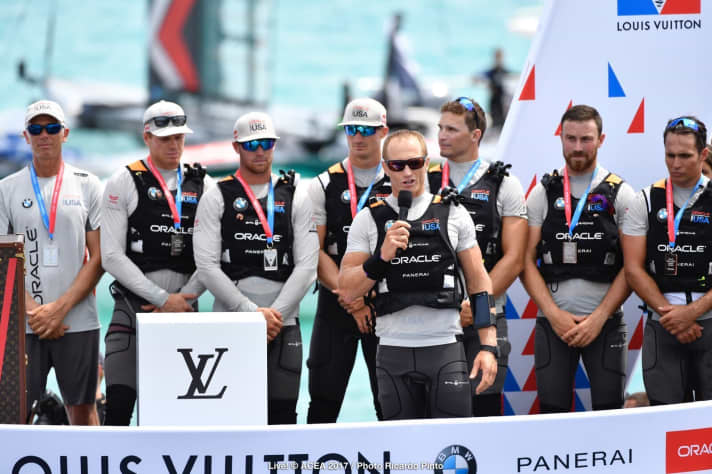   A conciliatory farewell from Bermuda: Jimmy Spithill speaks in favour of the defeated Oracle Team USA. Oracle coach Philippe Presti (right) is the only one in this picture who doesn't look quite as unhappy as the sailors. No wonder: the day of the defeat is his 52nd birthday
