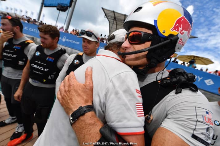   Vermutlich möchte man von Larry Ellison lieber gelobt als getröstet werden. Dennoch ist es eine schöne Geste vom siebtreichsten Mann der Erde, seinen geschlagenen Steuermann Jimmy Spithill zu umarmen