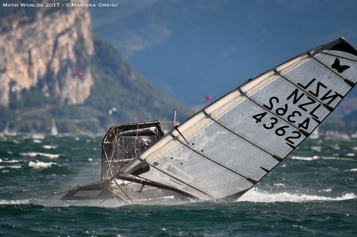   Burling si è anche esercitato a far capovolgere le falene sul lago di Garda