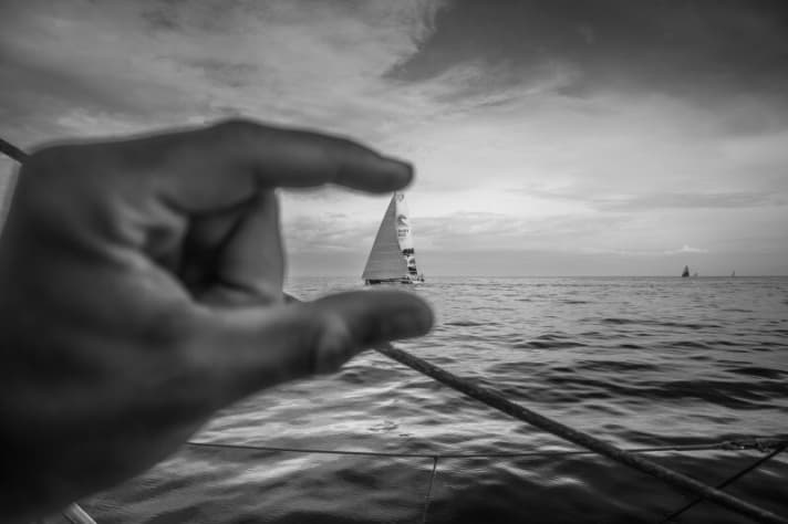   Un yacht VOR peut paraître aussi petit si le photographe le met en scène de manière appropriée.