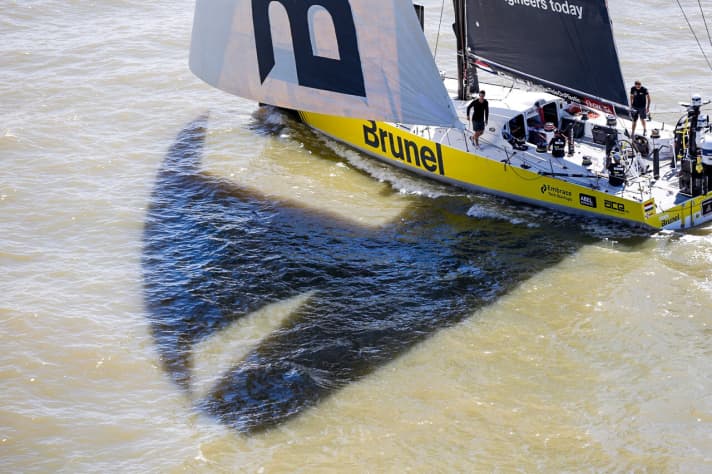   The difficult leg 7 remains overshadowed by the death of British sailor John Fisher, who went overboard in the Southern Ocean in the Sun Hung Kai / Scallywag team and remained missing. As a result, the joy of the winners from Team Brunel remained muted