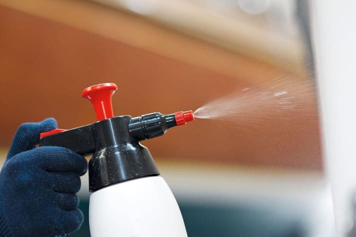 Uno spruzzo d'acqua raffredda la superficie e permette alla piastra di scorrere meglio.