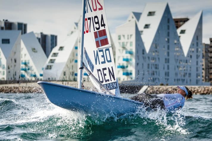   Beautiful sailing study in front of the striking backdrop of Aarhus Ø, where the successful combined world championship of all Olympic disciplines and kiters took place in 2018