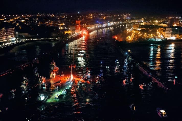   Migliaia di persone accolgono i partecipanti al Vendée Globe quando attraversano il lungo ingresso del porto. Anche loro fanno il tifo per l'ultimo
