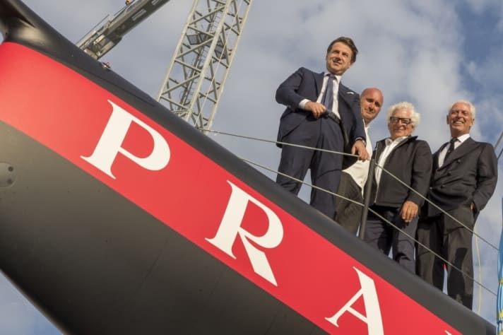   Freuen sich aufs Heimspiel: Prada-Patriarch Patrizio Bertelli (2.v.r.), Skipper Max Sirena (links daneben) und ihre Partner