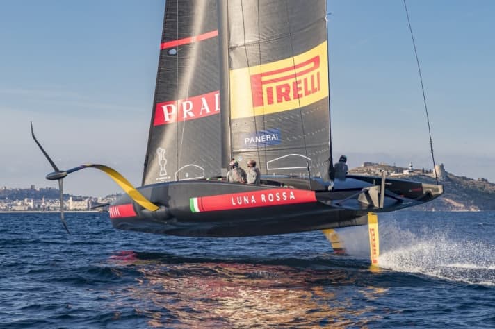   Das Luna Rossa Prada Pirelli Team beim Testen
