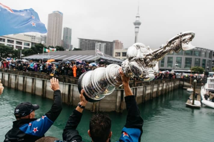   L'America's Cup è attualmente esposta in una sala espositiva del Royal New Zealand Yacht Squadron. Se Emirates Team New Zealand ha la sua strada, questa rimarrà tale anche dopo il 36° duello per la coppa d'argento che si terrà a marzo.