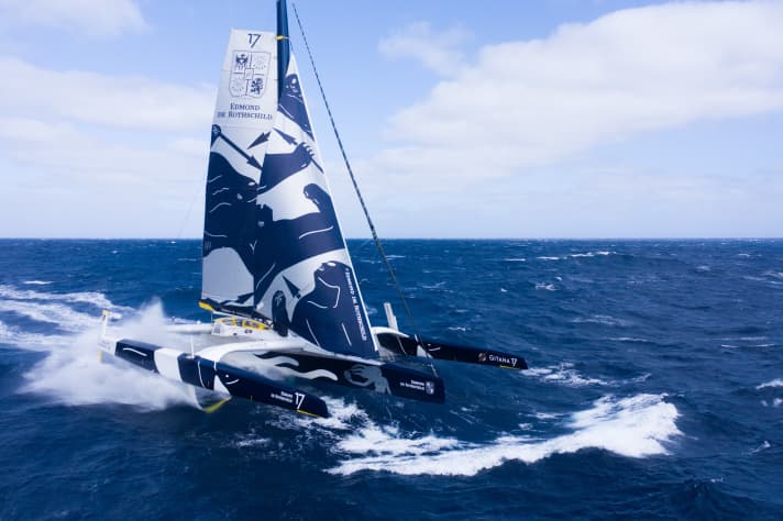   Le "Maxi Edmond de Rothschild", également appelé "Gitana 17", doit être réparé avant de pouvoir tenter le prochain record de Jules Verne