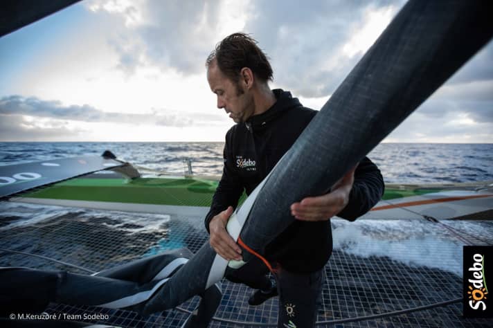   Le skipper Thomas Coville au travail sur le pont