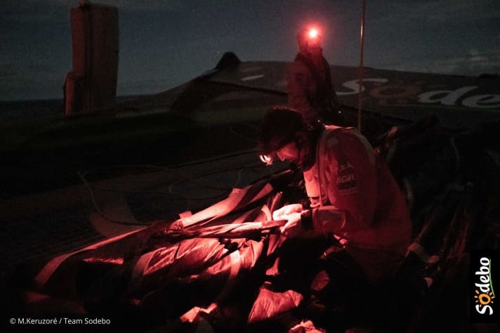   Turno notturno per gli uomini della squadra di vela Sodebo